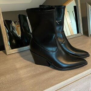 NWT Universal threads boots. Black size 7